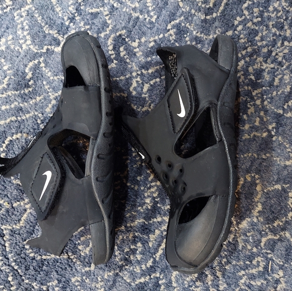 Black Nike Closed Toe Sandal Size 13C - Picture 2 of 2